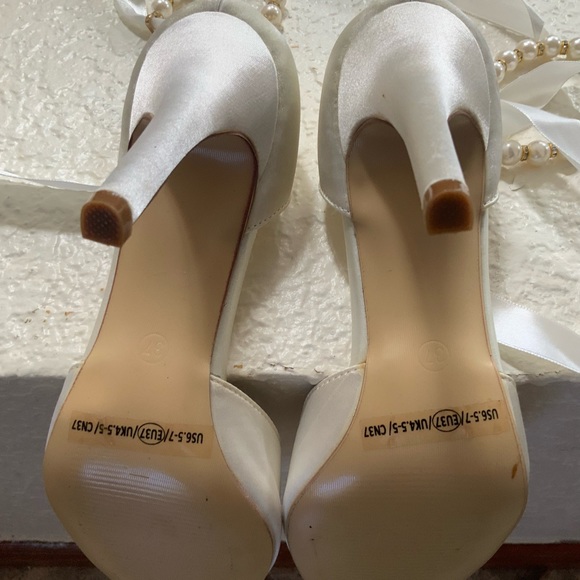 Beautiful champagne or cream color heels. - Picture 9 of 11